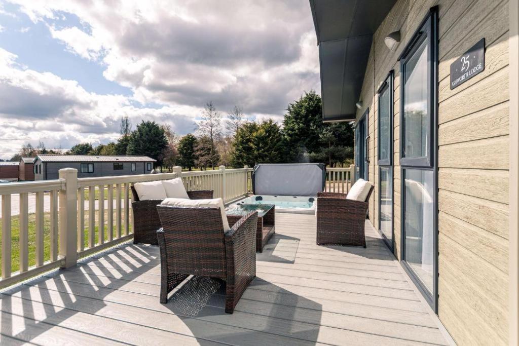 Ashworth Lodge With Hot Tub Barmby on the Moor Szoba fotó